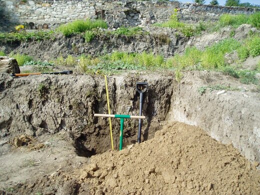 Jenčice - ručně kopaná sonda.JPG